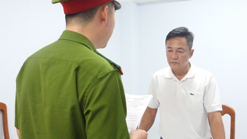 Cơ quan điều tra tống đạt các quyết định khởi tố, bắt tạm giam ông Phạm Chiến Thắng. (Ảnh: Công an cung cấp)