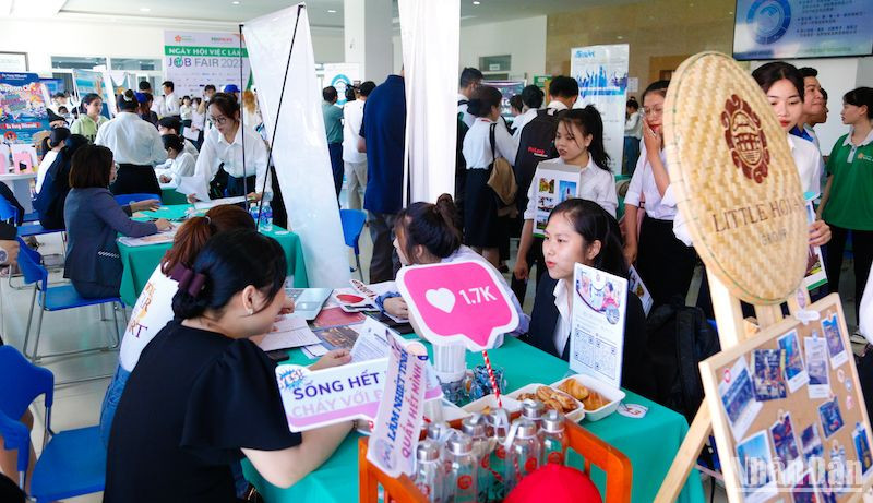 Đông đảo sinh viên Đà Nẵng đến tìm kiếm cơ hội việc làm. (Ảnh: ANH ĐÀO)