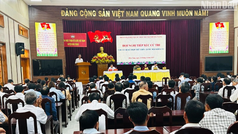 Đoàn Đại biểu Quốc hội đơn vị thành phố Đà Nẵng tiếp xúc cử tri tại huyện Hòa Vang chiều 24/4. (Ảnh: ANH ĐÀO)
