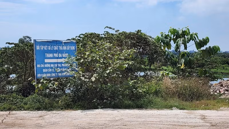 Chính quyền quận Cẩm Lệ, thành phố Đà Nẵng yêu cầu dừng tập kết chất thải vào khu vực tập kết tạm tại Sân vận động Hòa Xuân. (Ảnh: NC)