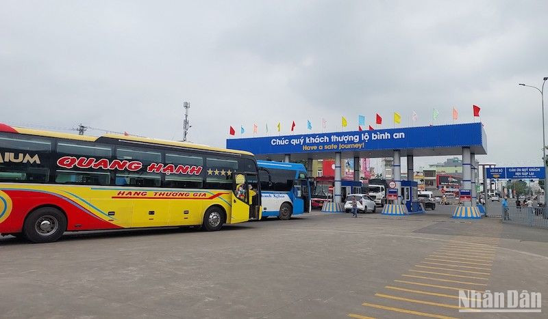 Lượng xe khách xuất bến tăng mạnh, theo ước tính, khách tăng đến 80%. (Ảnh ANH ĐÀO)