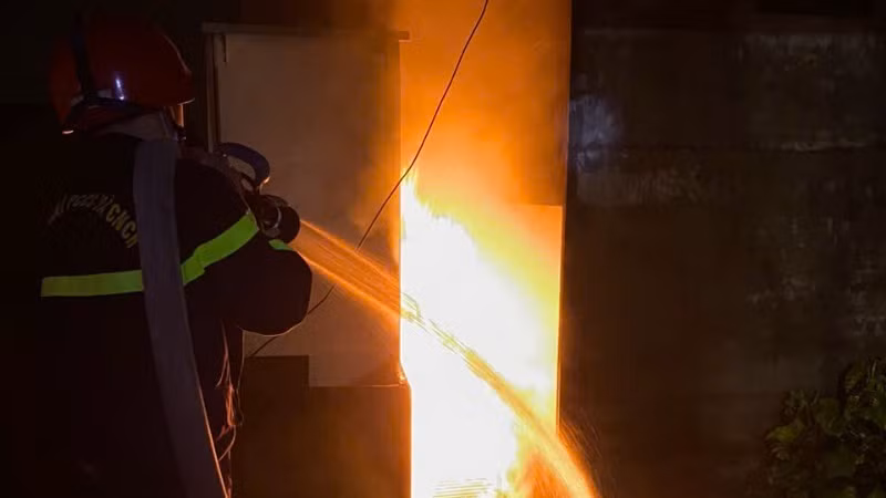 Lực lượng chức năng tiếp cận vụ cháy bằng nhiều mũi và nhanh chóng khống chế ngọn lửa. (Ảnh: HUY LINH)