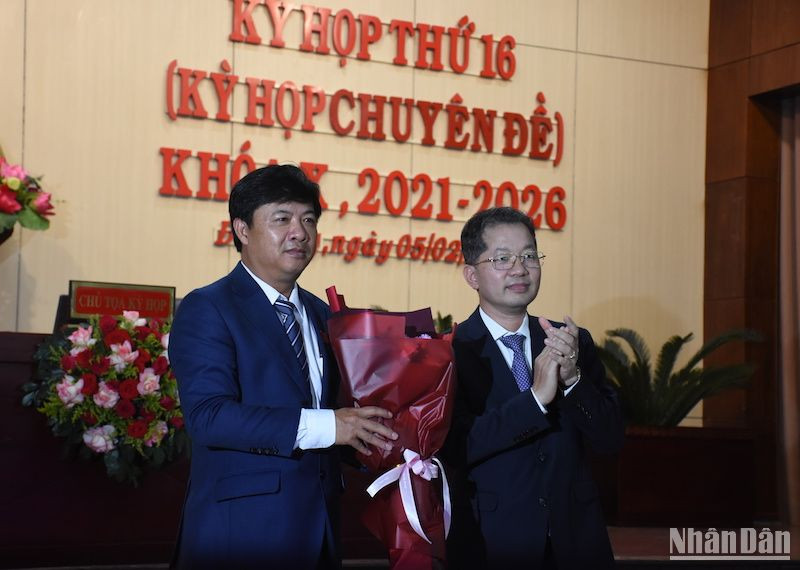 Đồng chí Nguyễn Văn Quảng, Ủy viên Trung ương Đảng, Bí thư Thành ủy, Trưởng đoàn Đại biểu Quốc hội thành phố Đà Nẵng tặng hoa chúc mừng đồng chí Lương Nguyễn Minh Triết. (Ảnh: ANH ĐÀO)