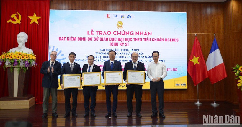 PGS, TS Hoàng Minh Sơn, Thứ trưởng Giáo dục và Đào tạo và TS. Pierre Courtellemont, Phó GĐ vụ châu Âu và Quốc tế trao Chứng nhận đạt kiểm định HCERES cho 4 cơ sở giáo dục Việt Nam. (Ảnh: AĐ)
