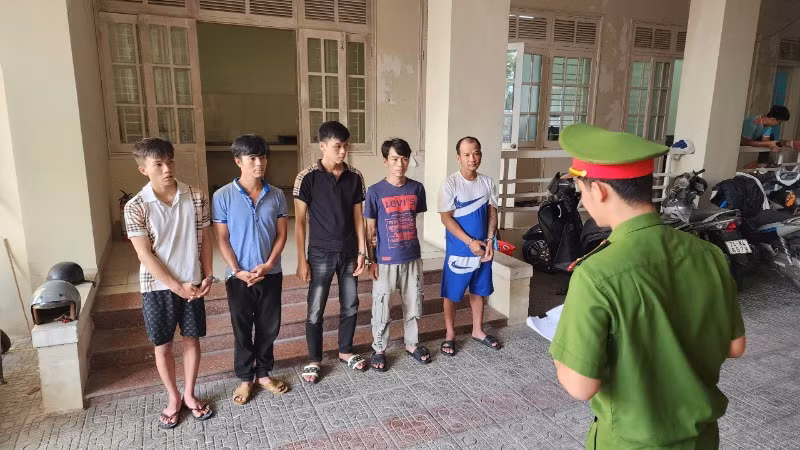 Nhóm đối tượng bị khởi tố về về hành vi gây rối trật tự công cộng. (Ảnh: Công an cung cấp)