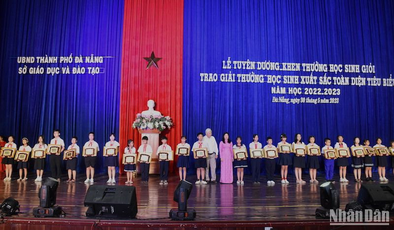 190 học sinh Đà Nẵng xuất sắc nhận Giải thưởng “Học sinh giỏi xuất sắc toàn diện tiêu biểu” năm học 2022-2023. (Ảnh: ANH ĐÀO)