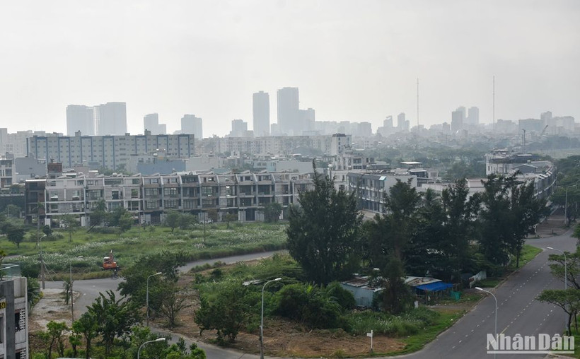 Toàn cảnh block shophouse bỏ hoang này nhìn từ cầu Thuận Phước. (Ảnh: ANH ĐÀO)