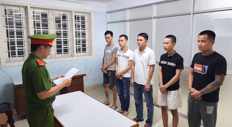 Nhóm đối tượng tại cơ quan điều tra. (Ảnh: Công an cung cấp)