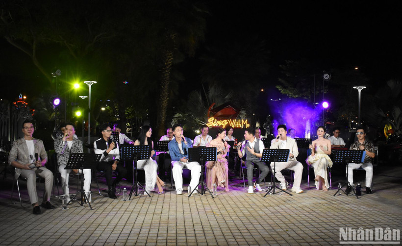 Các nghệ sĩ tham gia chương trình Sing With Me - Tự tình tối 11/11. (Ảnh: ANH ĐÀO)