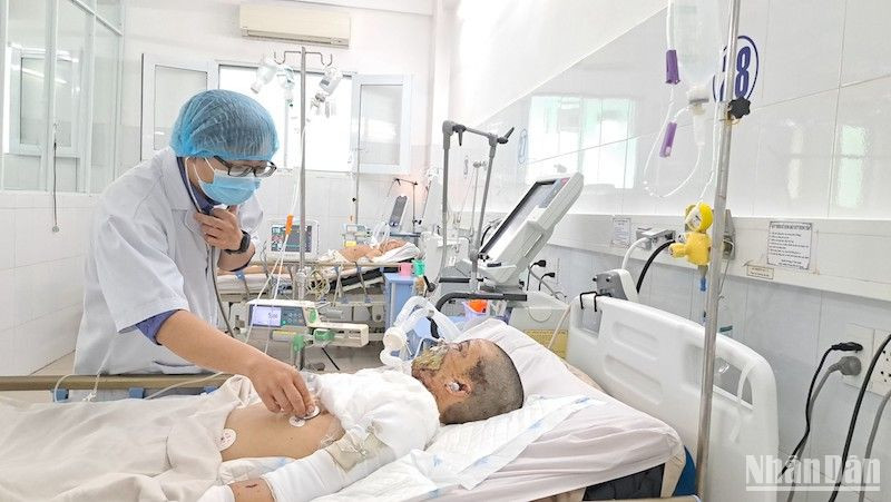 Bệnh viện Đà Nẵng liên tục tiếp nhận các ca chấn thương nặng do pháo nổ. Ảnh: ANH ĐÀO