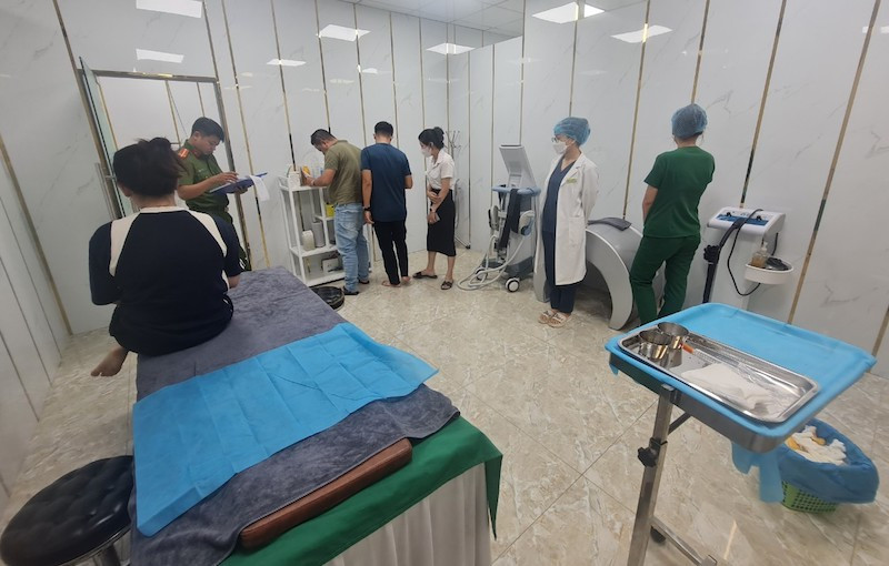 Cơ sở thẩm mỹ ID Korea tại thời điểm cơ quan công an kiểm tra. (ảnh Công an cung cấp)
