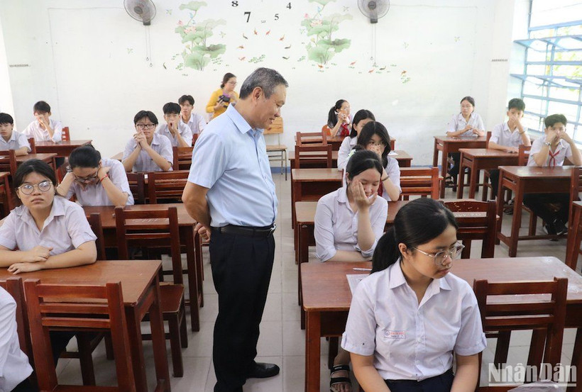 Ông Mai Tấn Linh, Phó Giám đốc Sở GD-ĐT TP Đà Nẵng thăm hỏi, động viên thí sinh ổn định tâm lý, vượt qua sự cố về sức khoẻ để làm bài thật tốt. (Ảnh ANH ĐÀO)
