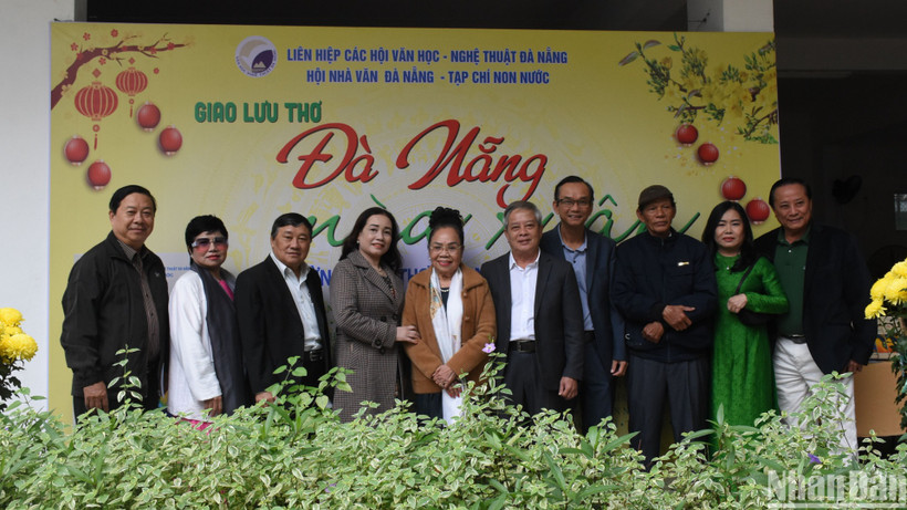 Các văn nghệ sĩ Đà Nẵng chụp ảnh lưu niệm chiều ngày 11/3 tại Ngày thơ Nguyên tiêu Ất Tỵ 2025 “Đà Nẵng mùa xuân”. (Ảnh: ANH ĐÀO)