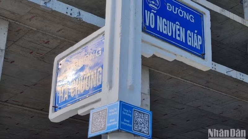 Toàn quận Sơn Trà có trên 74 tuyến đường triển khai với 220 trụ bảng tên đường được tích hợp QR Code. (Ảnh: ANH ĐÀO)