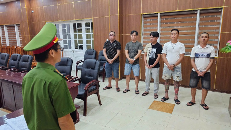 Các đối tượng trong đường dây tổ chức đánh bạc qua mạng bị bắt giữ. (Ảnh: Công an cung cấp)