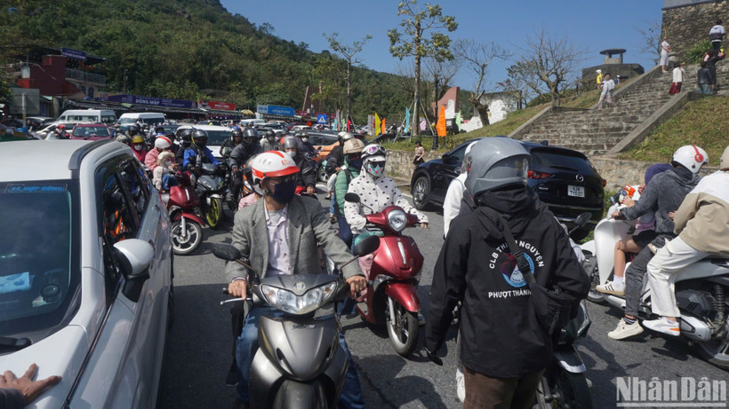 Phương tiện ô-tô và xe máy chen kín đỉnh đèo Hải Vân trưa nay 2/2 (Mùng 5 Tết). (Ảnh: ANH ĐÀO)