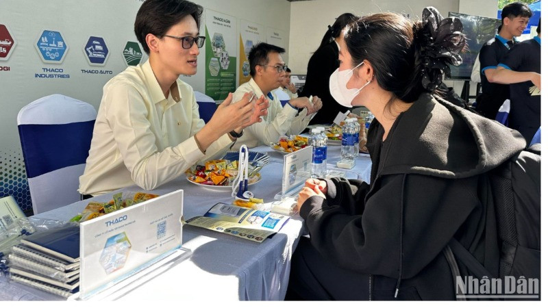 DUT Job Fair 2025 với hơn 60 gian hàng tuyển dụng dành cho sinh viên Đà Nẵng. (Ảnh: ANH ĐÀO)