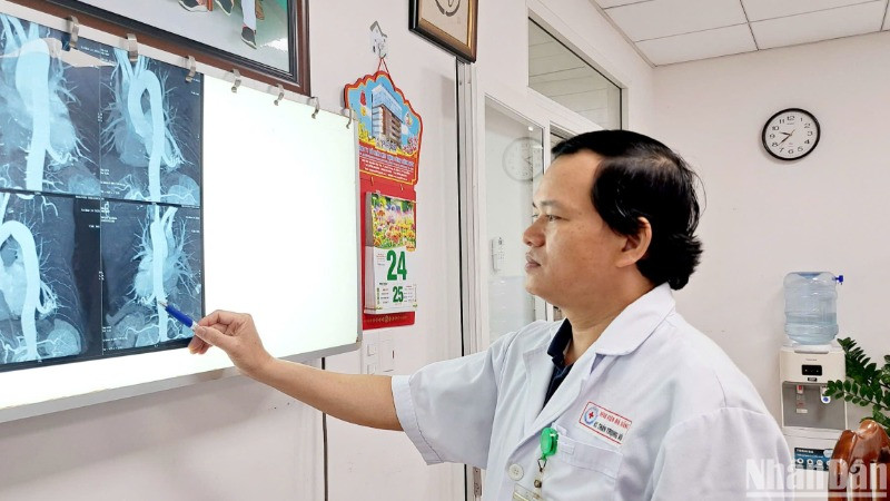 Bác sĩ hội chẩn về hiện trạng khối phổi biệt lập của bệnh nhân trên hình ảnh phim chụp CT Scan. (Ảnh: ANH ĐÀO)