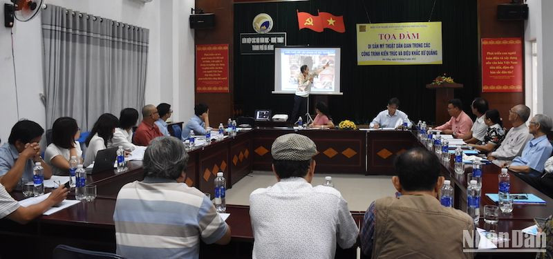 Quang cảnh buổi toạ đàm sáng 23/9. (Ảnh: ANH ĐÀO)