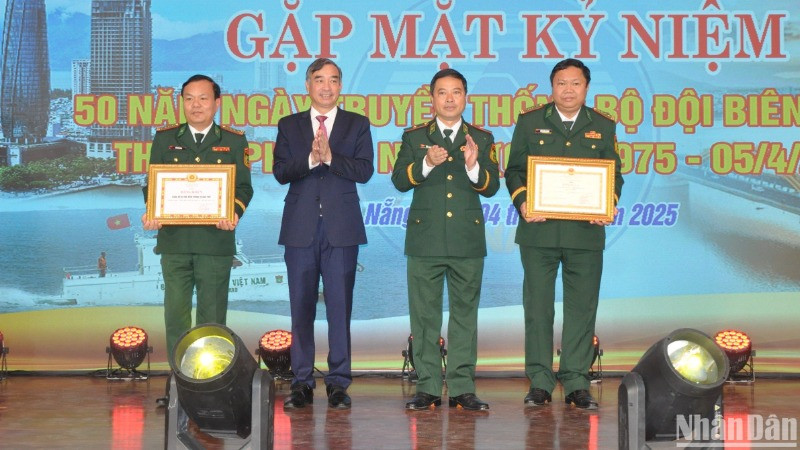Chủ tịch Ủy ban nhân dân thành phố Đà Nẵng Lê Trung Chinh và Thiếu tướng Trần Ngọc Hữu trao tặng bằng khen của Bộ trưởng Bộ Quốc phòng và Ban Thường vụ Thành ủy cho Đảng bộ, Bộ đội Biên phòng thành phố. (Ảnh: ANH ĐÀO)