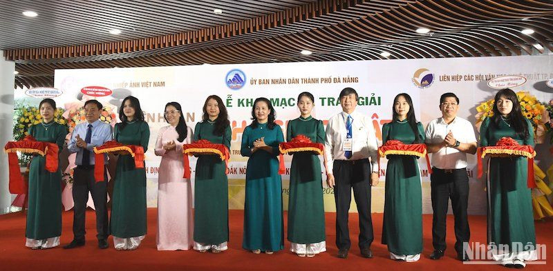 Các đại biểu cắt băng Khai mạc Liên hoan ảnh nghệ thuật khu vực Nam Trung Bộ và Tây Nguyên sáng 29/3 tại Công viên APEC Đà Nẵng. Ảnh: ANH ĐÀO