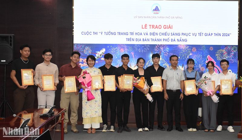Ông Đinh Thế Vinh, Phó Giám đốc Sở Xây dựng thành phố Đà Nẵng trao giải cho các nhóm tác giả đạt giải: Nhất, Nhì, Ba. (Ảnh: ANH ĐÀO)