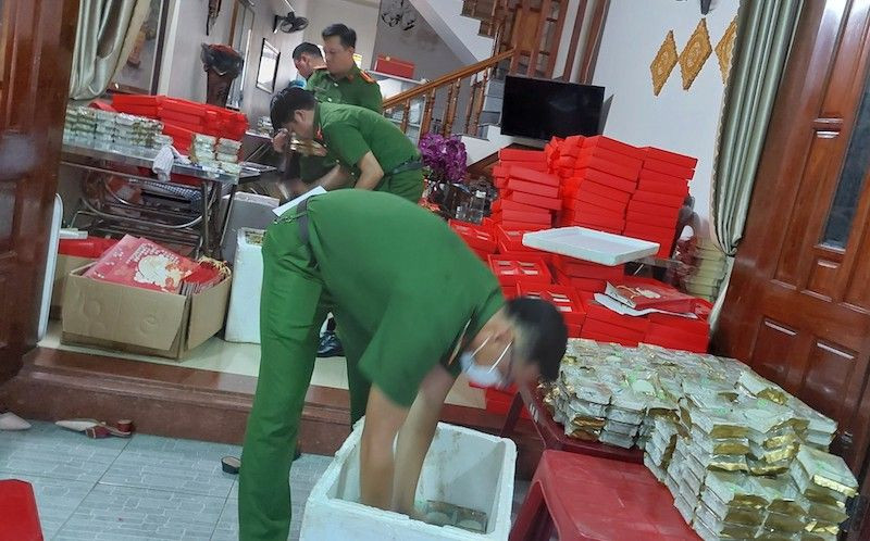 Toàn bộ số bánh trung thu này không rõ nguồn gốc xuất xứ. Ảnh V.Đ