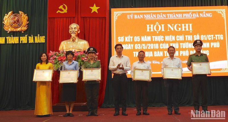 Phó Chủ tịch Ủy ban nhân dân thành phố Đà Nẵng Trần Chí Cường trao tặng bằng khen của Chủ tịch thành phố Đà Nẵng cho các tập thể, cá nhân có thành tích xuất sắc trong thực hiện Chỉ thị số 01.