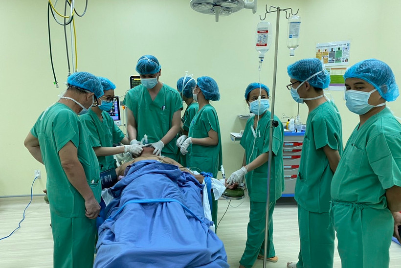 Ê-kíp các y, bác sĩ Bệnh viện 199 và các bác sĩ đầu ngành tại Thành phố Hồ Chí Minh, hội chẩn trước khi phẫu thuật cho bệnh nhân. (Ảnh: Bệnh viện cung cấp)