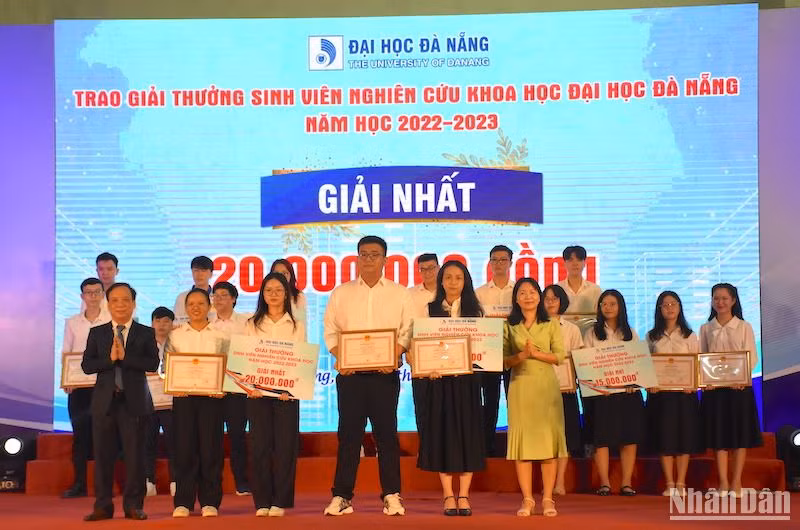 Sinh viên Đại học Đà Nẵng xuất sắc giành nhiều giải thưởng nghiên cứu khoa học năm học 2022-2023, ảnh ANH ĐÀO