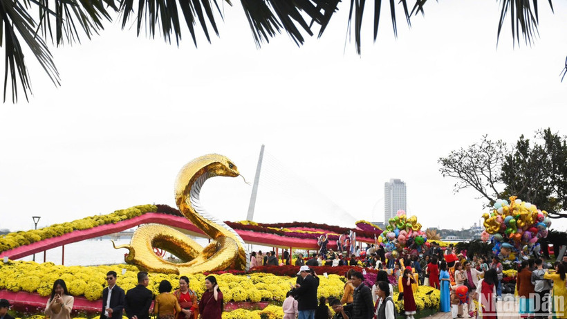 Người dân Đà Nẵng du xuân sáng ngày Mùng 2 Tết Ất Tỵ 2025. (Ảnh: ANH ĐÀO)