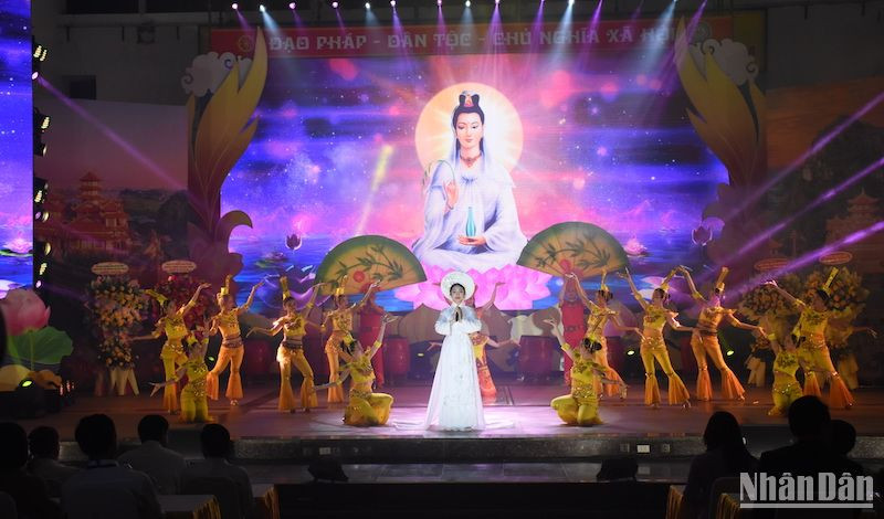 Chương trình biểu diễn nghệ thuật đặc sắc tại đêm khai mạc Lễ hội Quán Thế Âm Ngũ Hành Sơn năm 2024. (Ảnh: ANH ĐÀO)