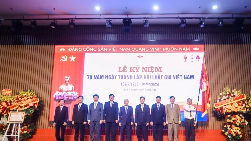 Hội Luật gia Việt Nam đón nhận Huân chương Lao động hạng Nhất.