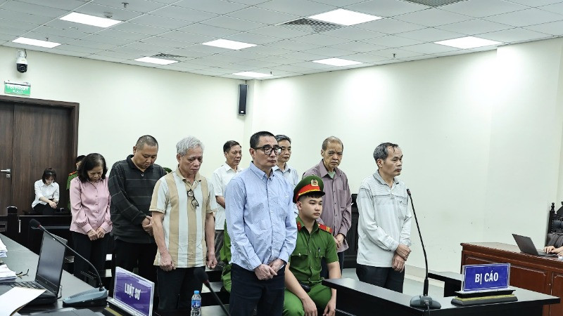 Các bị cáo nghe Hội đồng xét xử tuyên án.