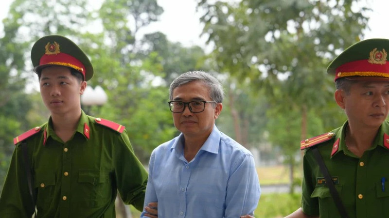 Cựu Thứ trưởng Công thương bị dẫn giải tại tòa.