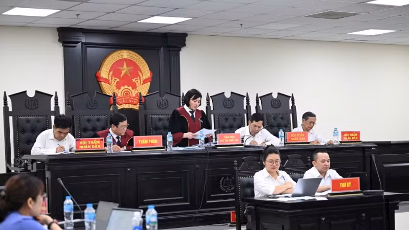 Hội đồng xét xử tuyên án các bị cáo.