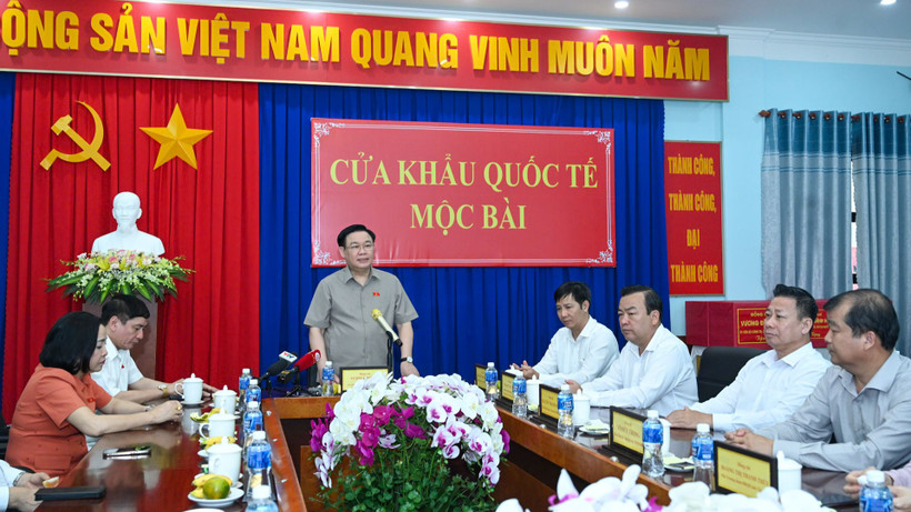 Chủ tịch Quốc hội Vương Đình Huệ phát biểu tại buổi làm việc với các lực lượng làm nhiệm vụ tại cửa khẩu Quốc tế Mộc Bài. (Ảnh: DUY LINH)
