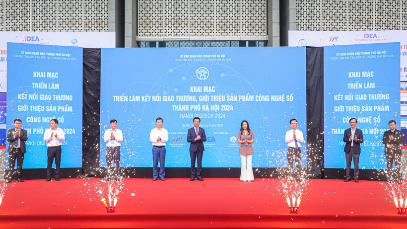 Các đại biểu thực hiện nghi thức khai mạc.