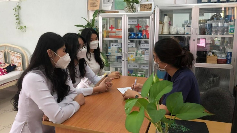 Chăm sóc sức khỏe cho học sinh có thẻ bảo hiểm y tế.