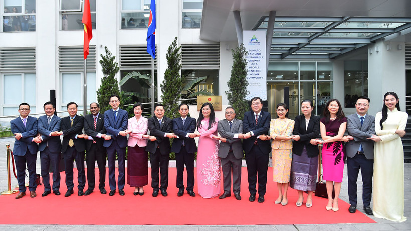 Bộ trưởng Ngoại giao Bùi Thanh Sơn và Tổng Thư ký ASEAN Kao Kim Hourn cùng các đại biểu tại Lễ cắt băng khánh thành Quảng trường ASEAN trong khuôn viên Học viện Ngoại giao.