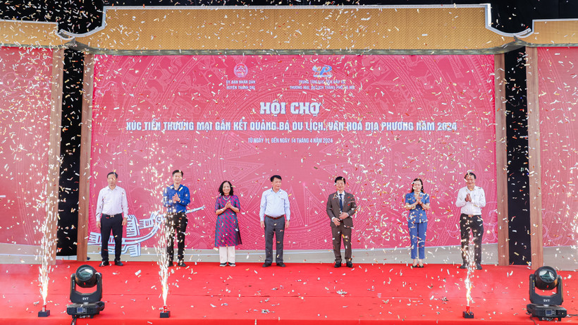 Nghi thức khai mạc hội chợ.