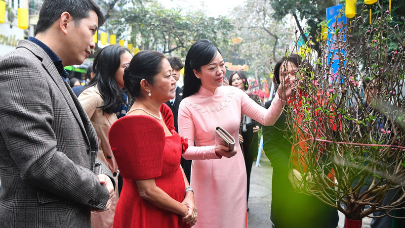 Phu nhân Chủ tịch nước Phan Thị Thanh Tâm giới thiệu với Phu nhân Tổng thống Philippines Louise Araneta Marcos về ý nghĩa của cành hoa đào ngày Tết.