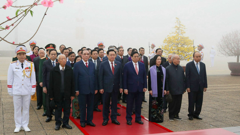 Các đồng chí lãnh đạo, nguyên lãnh đạo Đảng, Nhà nước thành kính tưởng nhớ Chủ tịch Hồ Chí Minh.