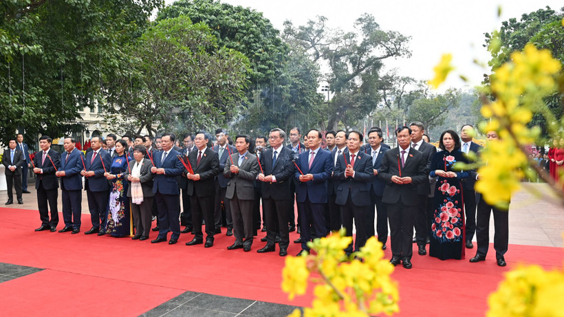 Chủ tịch Quốc hội Vương Đình Huệ và các đại biểu dâng hương trước Tượng đài Vua Lý Thái Tổ.