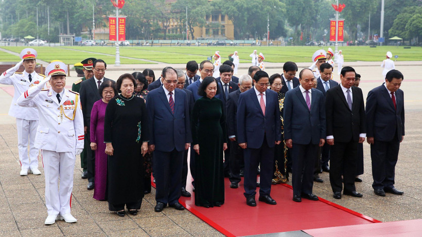 Các đồng chí lãnh đạo, nguyên lãnh đạo Đảng, Nhà nước vào Lăng viếng Chủ tịch Hồ Chí Minh.