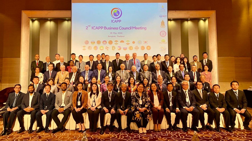 Các đại biểu tại cuộc họp.