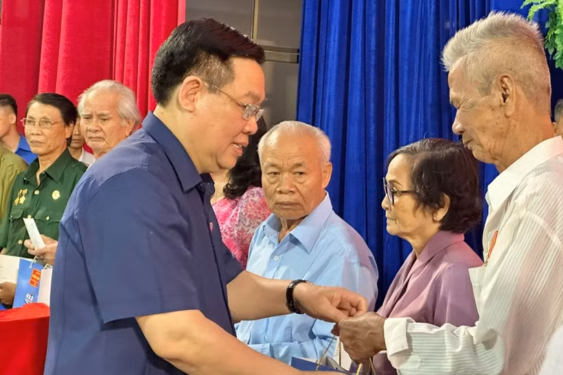 Chủ tịch Quốc hội và đại diện lãnh đạo tỉnh trao quà Tết tặng các gia đình chính sách, hộ nghèo tỉnh Bạc Liêu.