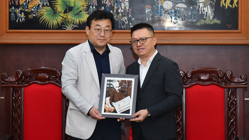 Tổng Biên tập Báo Nhân Dân Lê Quốc Minh trao quà tặng ông Park Jong Hyun, Chủ tịch Hội Nhà báo Hàn Quốc tại buổi tiếp.