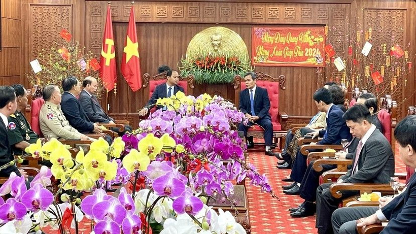 Bí thư Tỉnh ủy Hồ Văn Niên đón tiếp đoàn cán bộ cấp cao tỉnh Preah Vihear (Vương quốc Campuchia) đến thăm và chúc Tết. (Ảnh: LAM NGUYÊN).