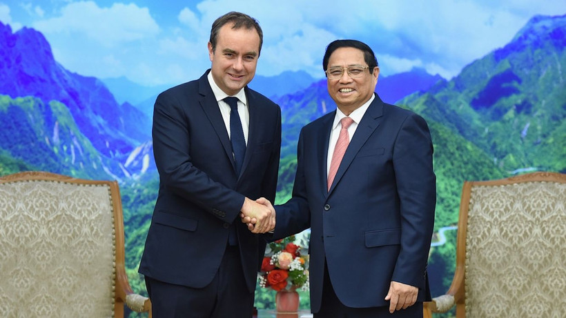 Thủ tướng Phạm Minh Chính cùng Bộ trưởng Quân đội Cộng hòa Pháp Sébastien Lecornu.